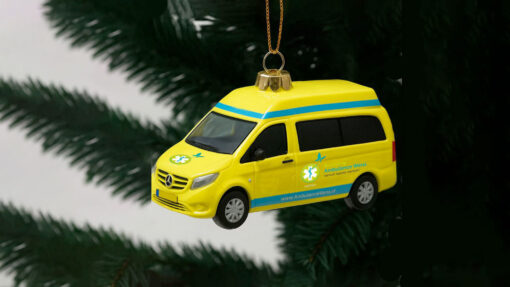 Unieke kerstbal in de vorm van Stichting Ambulance Wens-auto – Reserveer nu