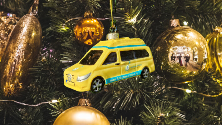 Unieke kerstbal in de vorm van Stichting Ambulance Wens-auto – Reserveer nu